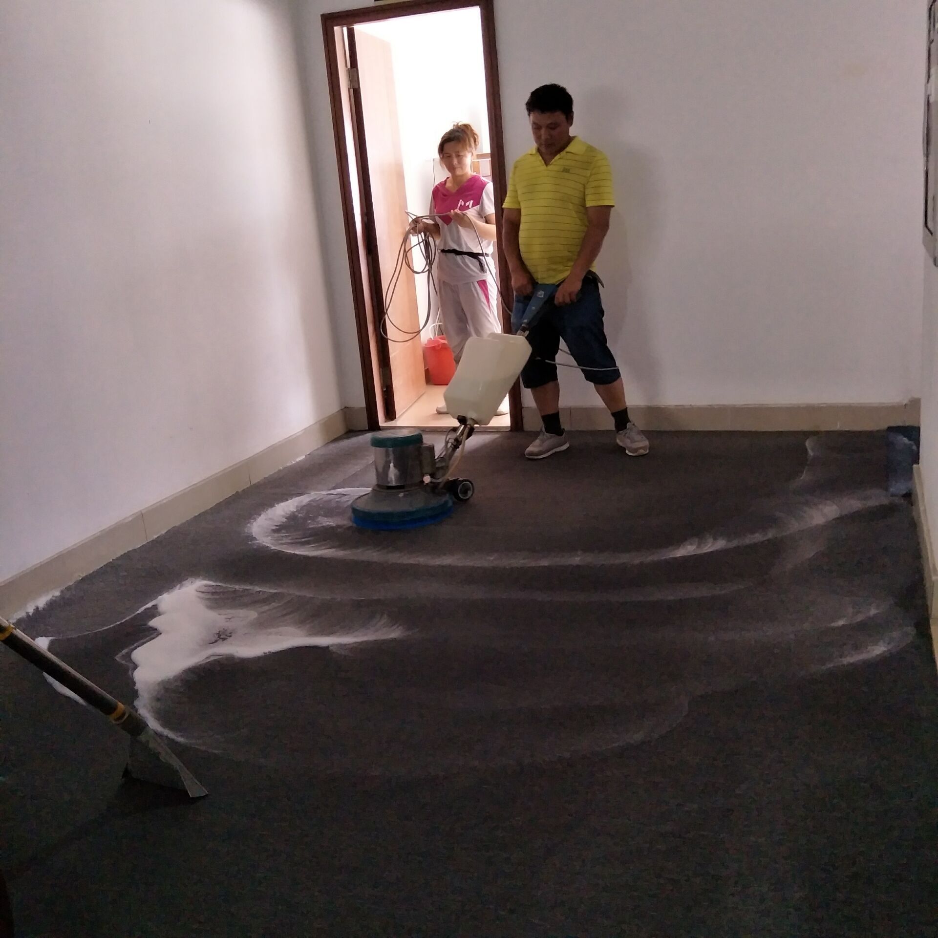 宝安地毯清洗公司，龙光世纪大厦A栋3-50商铺地毯清洗，公司发票报销必需专票吗